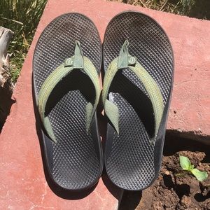 - Men’s size 7 Chaco flip flop